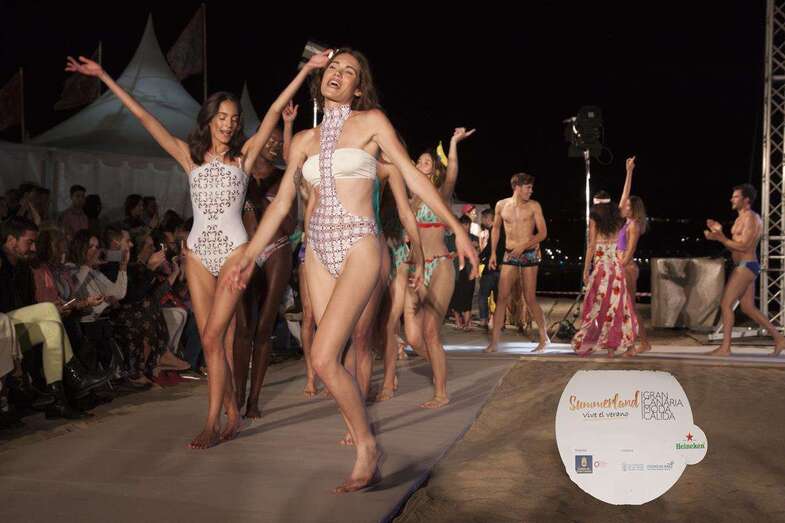 Momento de la pasarela de anoche en Las Canteras (Foto José Manuel García)